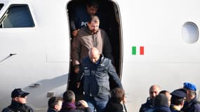 Cesare Battisti arrive à l'aéroport de Rome, le 14 janvier 2019.