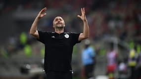 Le coach de l'Algéri Djamel Belmadi, dépité, devant les difficultés de son équipe contre la modeste Guinée équatoriale à la CAN, le 16 janvier 2022 à Douala 