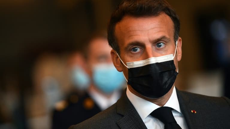 Le président Emmanuel Macron visite un centre de vaccination contre le Covid-19 à Paris le 6 mai 2021