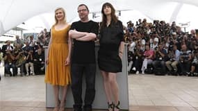 A Cannes, Lars Von Trier entouré de Kirsten Dunst et Charlotte Gainsbourg, héroïnes de son "Melancholia", film apocalytique d'une qualité cinématographique époustouflante. Le cinéaste danois a fait forte impression à Cannes, mais s'est une nouvelle fois l