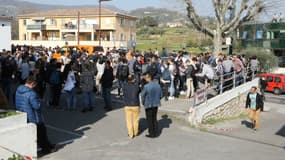 Rassemblement à proximité du lycée Tocqueville de Grasse, où a eu lieu une fusillade jeudi 16 mars 2017