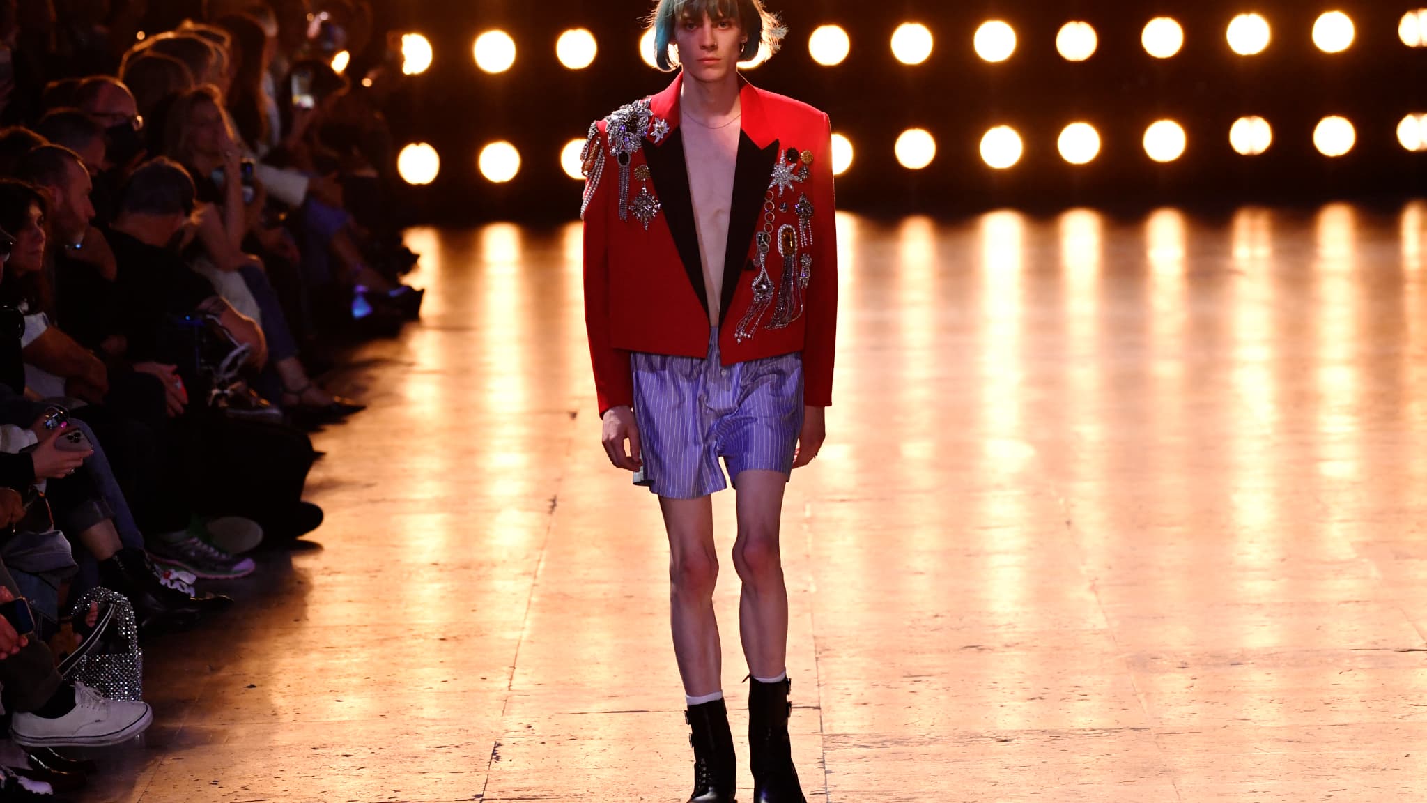 Un mannequin lors du défilé prêt-à-porter homme Printemps-Été 2023 de Celine, le 26 juin 2022 à Paris. 