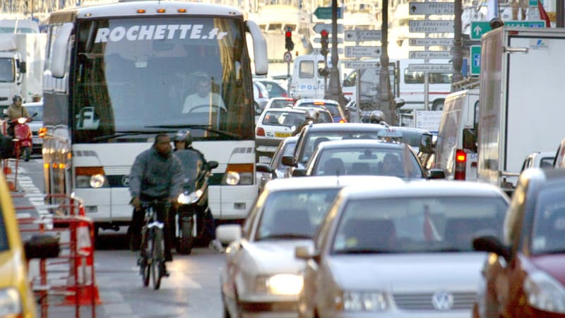 Les autocaristes manifestent ce lundi 30 mars pour dénoncer la politique de la ville de Paris en matière de stationnement.