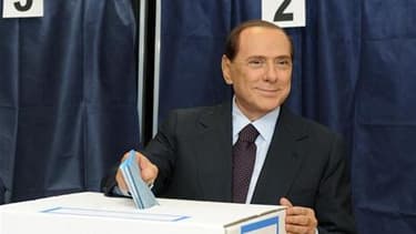 Silvio Berlusconi dans un bureau de vote milanais, dimanche. Le "Cavaliere" court le risque d'une lourde défaite aux élections locales de dimanche et lundi en Italie où, selon les premiers résultats, sa coalition de centre droit pourrait perdre toute une