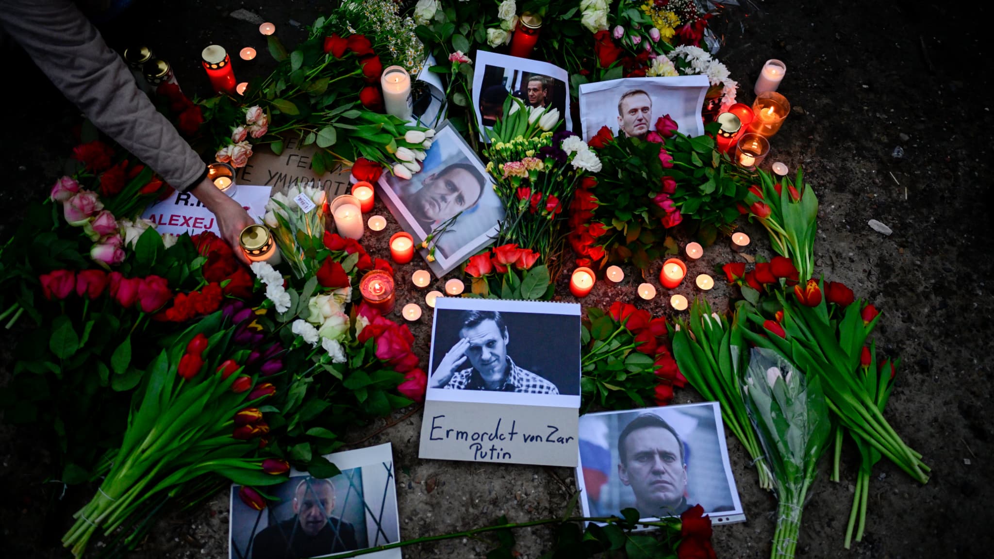 Des fleurs, bougies et pancartes en hommage à Alexeï Navalny, devant l'ambassade russe à Berlin, en Allemagne, le 17 février 2024
