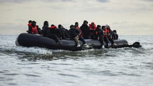 Des migrants candidats à la traversée de la Manche montent à bord d'une embarcation (illustration).