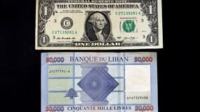 Un billet d'un dollar américain au-dessus d'un billet de cinquante mille livres libanaises, le 19 janvier 2023.