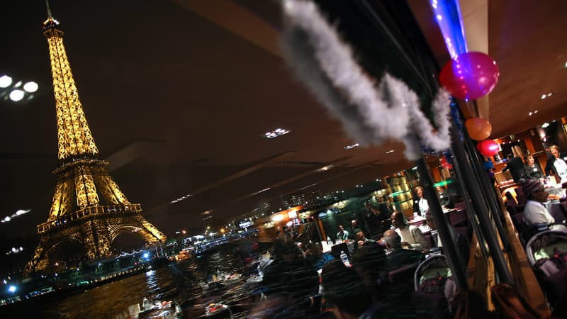 Comme chaque année, le Secours Catholique a organisé un dîner de fête sur plusieurs péniches en croisière sur la Seine. (Photo d'illustration).