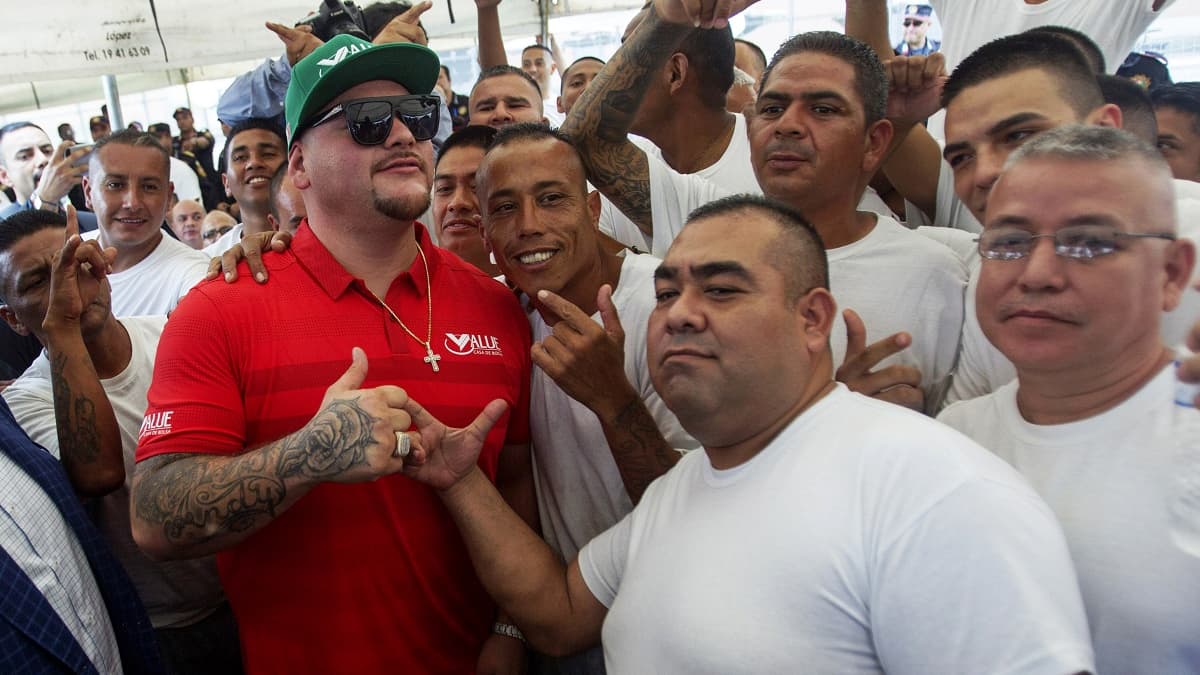 Andy Ruiz Jr (en rouge) avec les détenus lors de sa visite d'une prison au Mexique en septembre