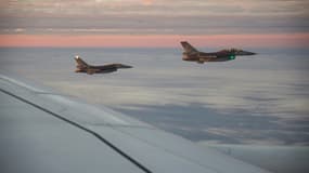 Des F-16 escortent l'avion du président taïwanais Lai Ching-te, qui s'est rendu le 30 novembre 2024. 
