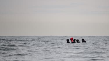 Des migrants tentent de franchir la Manche pour rejoindre l'Angleterre, en août 2020 (illustration)
