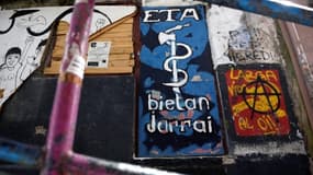 Graffiti représentant le logo de l'ETA dans le village basque de Bermeo dans le nord de l'Espagne, le 30 mars 2017