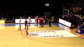 L’entraineur de l’équipe de basket de Caen craque en envoyant un gros tampon sur un adversaire en plein match