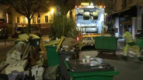 Des éboueurs ramassent les déchets à Paris dans la nuit du 13 au 14 mars 2023.