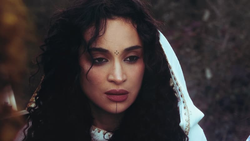 Camélia Jordana revient avec "Que ma peau", manifeste de sororité et de résistance