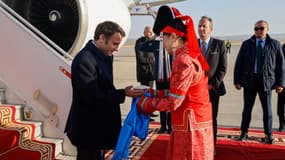 Emmanuel Macron à son arrivée en Mongolie le 21 mai 2023