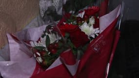 Des fleurs déposées au pied du marché couvert du Canal à Mulhouse (Haut-Rhin) le samedi 22 février 2025, après une attaque au couteau qui a fait un mort.