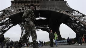 Soldat en patrouille au pied de la Tour Eiffel à cause du plan Vigipirate. Les députés français ont adopté mercredi à la quasi-unanimité un projet de loi qui permet de réprimer l'entraînement militaire à l'étranger de personnes soupçonnées de préparer des
