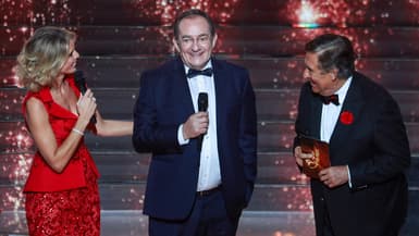 Sylvie Tellier, Jean-Pierre Foucault et Jean-Pierre Pernaut lors de l'édition 2022 des Miss France en décembre 2021.