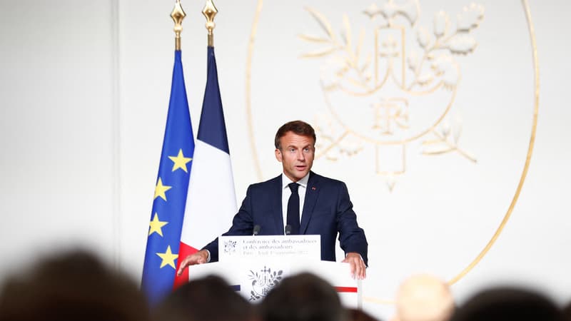 Emmanuel Macron demande aux diplomates français d'être 