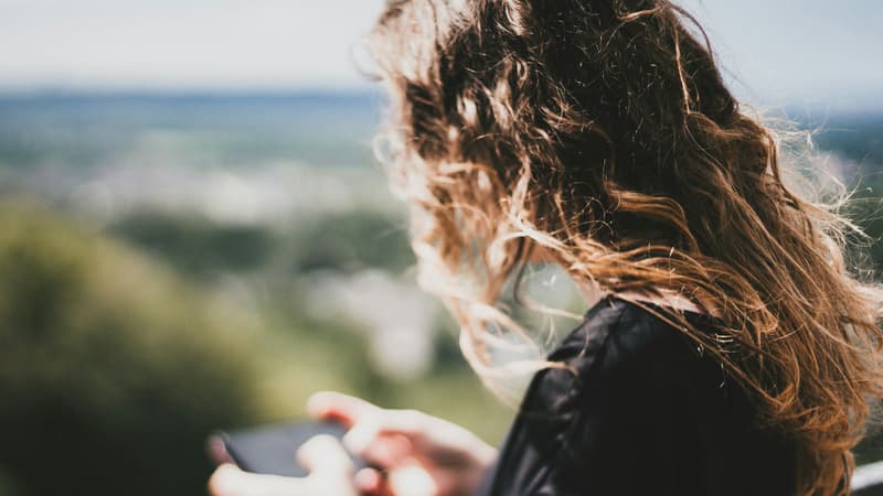 Une fille avec un smartphone.