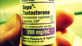 Un flacon de testostérone, une hormone utilisée par certains culturistes pour se doper.