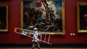 La toile "La liberté guidant le peuple" après sa restauration, musée du Louvre, avril 2024 