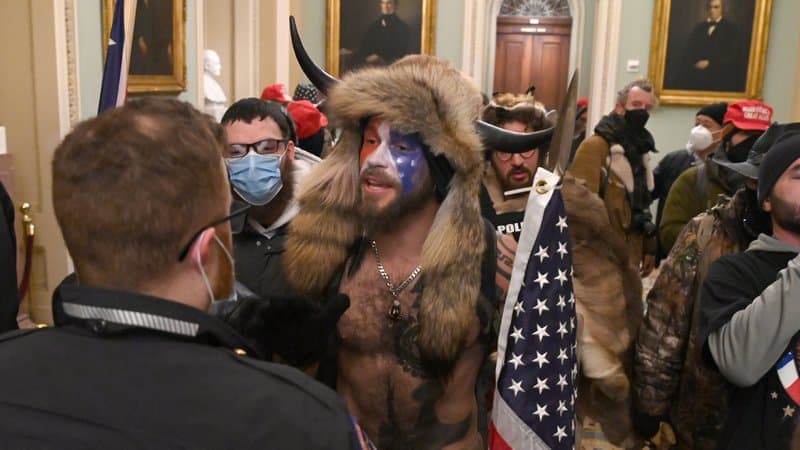 Depuis 2019, Jake Angeli, un ancien acteur, doubleur et chanteur, a été vu à plusieurs reprises devant le Capitole de l’Arizona. Depuis 2019, Jake Angeli, un ancien acteur, doubleur et chanteur, a été vu à plusieurs reprises devant le Capitole de l’Arizona.