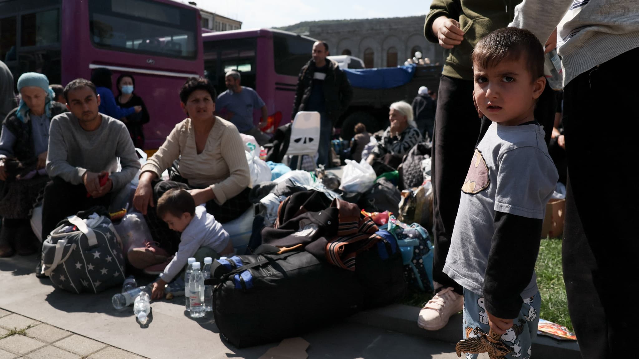 Des réfugiés arméniens dans la ville de Goris (Arménie) le 29 septembre 2023 avant d'être emmenés dans d'autres villes après leur exode du Haut-Karabagh.