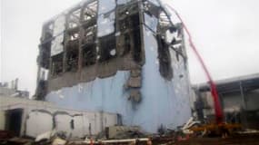 Vue du réacteur numéro 4 de la centrale de Fukushima-Daiichi endommagée par le tsunami du 11 mars au Japon. Les techniciens du site poursuivent leur bataille pour empêcher une aggravation de la situation dans la centrale nucléaire, dont deux réacteurs sem