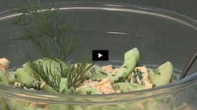 Salade gourmande aux concombres et au saumon (Vidéo)