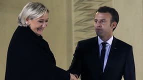 Marine Le Pen et Emmanuel Macron à l'Élysée, le 21 novembre 2017, après un entretien sur des consultations sur le mode de scrutin aux élections européennes