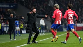 Diego Simeone félicite Antoine Griezmann après avoir égalé le record de buts de l'Atlético de Madrid (173) de Luis Aragones lors du match nul contre Getafe (3-3, Liga), le 19 décembre 2023