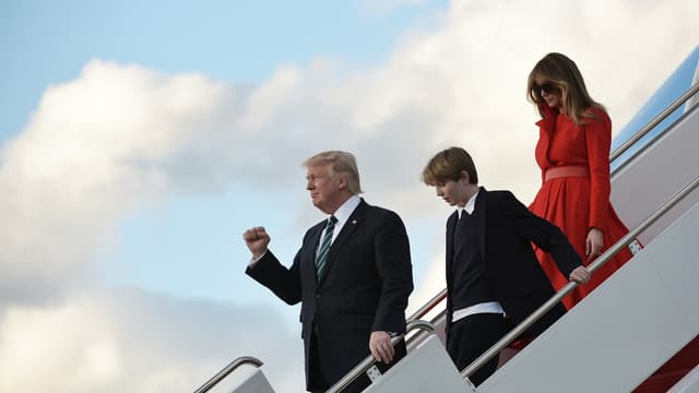 Donald Trump, son épouse Melania et leur fils Barron arrivent à Palm Beach, en Floride, le 17 mars 2017.