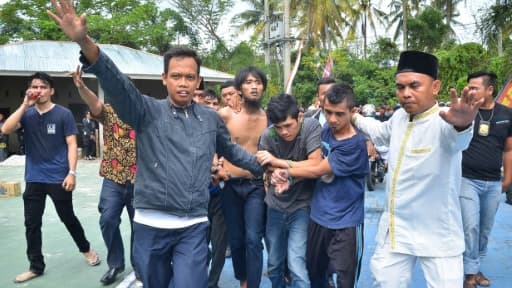 Des policiers en civils recapturent des détenus qui se sont évadés, le 5 mai 2017 à Pekanbaru, en Indonésie Des policiers en civils recapturent des détenus qui se sont évadés, le 5 mai 2017 à Pekanbaru, en Indonésie