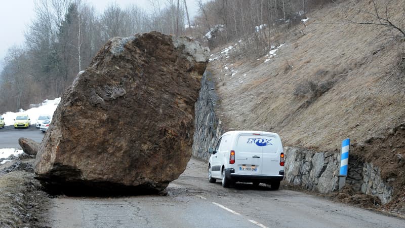 Le rocher est tombé sur la RD117, le 27 février 2015.
