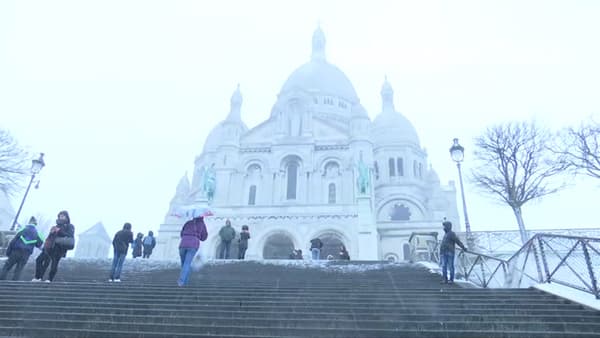 A Montmartre, une fin couche de neige recouvre le Sacré-coeur.