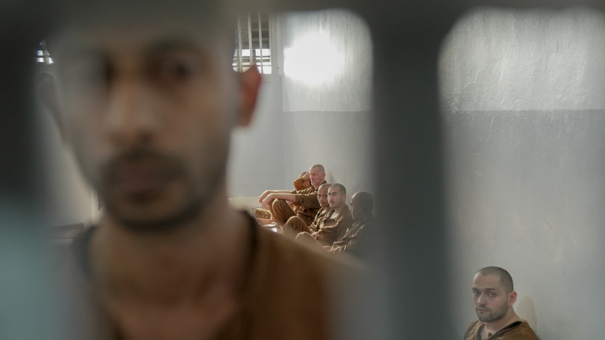 Des prisonniers dans une cellule surpeuplée de la prison d'Hassaké en Syrie, le 31 janvier 2025.