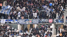 Des supporteurs du Paris FC pendant un match de Ligue 2 à Charléty, le 4 octobre 2024