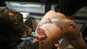 Un homme se fait tatouer le dos à Lima, le 4 novembre 2006.