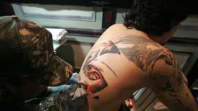 Un homme se fait tatouer le dos à Lima, le 4 novembre 2006.