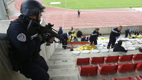 Les premiers services départementaux de sapeurs-pompiers équipés de gilets pare-balles sont ceux qui accueillaient l'Euro de football l'été dernier.