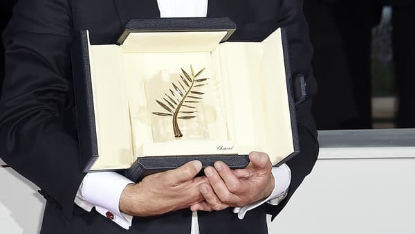 La Palme d'or dans les mains de Jacques Audiard en mai 2015 à Cannes