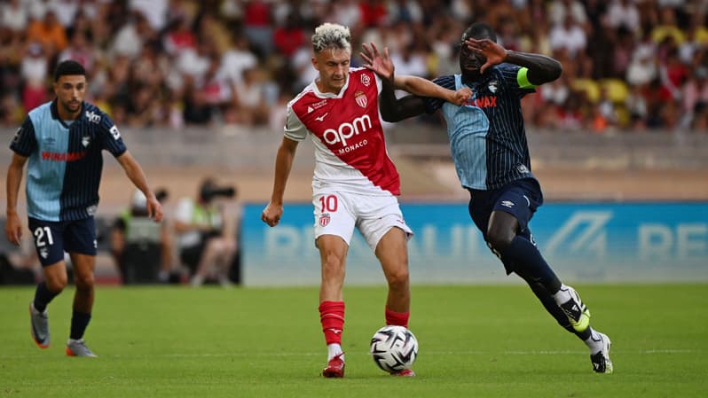 L'attaquant de Monaco Aleksandr Golovin au duel avec le Havrais Arouna Sangante, 16 août 2025