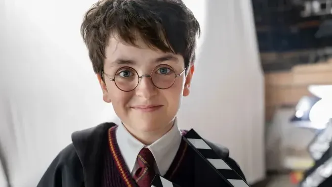 Le-jeune-acteur-Dominic-McLaughlin-dans-le-costume-de-Harry-Potter-pour-la-serie-HBO-2111448.webp