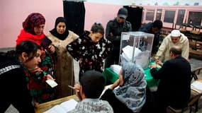 Bureau de vote à Casablanca. Les islamistes du Parti de la Justice et du Développement (PJD) disposeront du principal groupe parlementaire à la Chambre des représentants du Maroc après les élections législatives de vendredi, selon des résultats partiels c