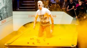 Un militant écologiste lors des Mondiaux de snooker en avril 2023