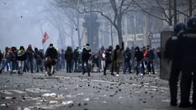 Heurts entre manifestants et policiers en marge d'un rassemblement de la communauté kurde, au lendemain de la mort de trois Kurdes tués par balle,  le 24 décembre 2022 à Paris