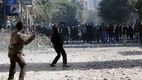 Affrontements dimanche au Caire entre forces de l'ordre et manifestants hostiles aux militaires au pouvoir, aux abords du ministère de l'Intérieur. Les heurts qui ont fait sept morts ont débuté jeudi au lendemain du drame de Port-Saïd, où 74 personnes ont