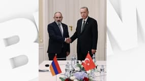 Le Premier ministre arménien Pashinyan et le président turc Erdogan et le  lors d'un sommet à Prague le 6 octobre 2022